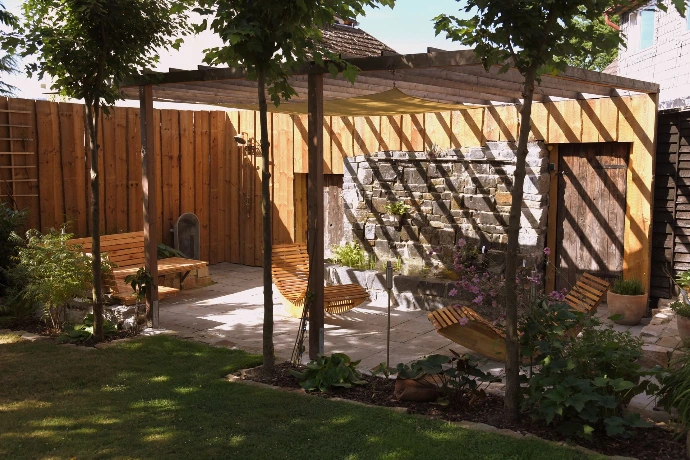 Überdachte Sitzecke aus Holz im Garten