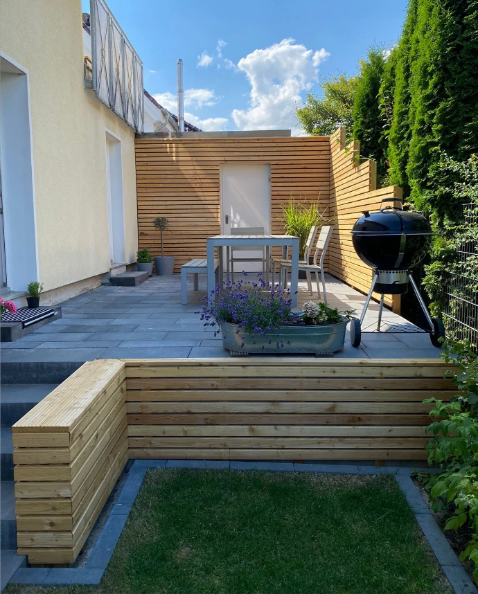 „Holzbau im Garten mit Holzfassade“